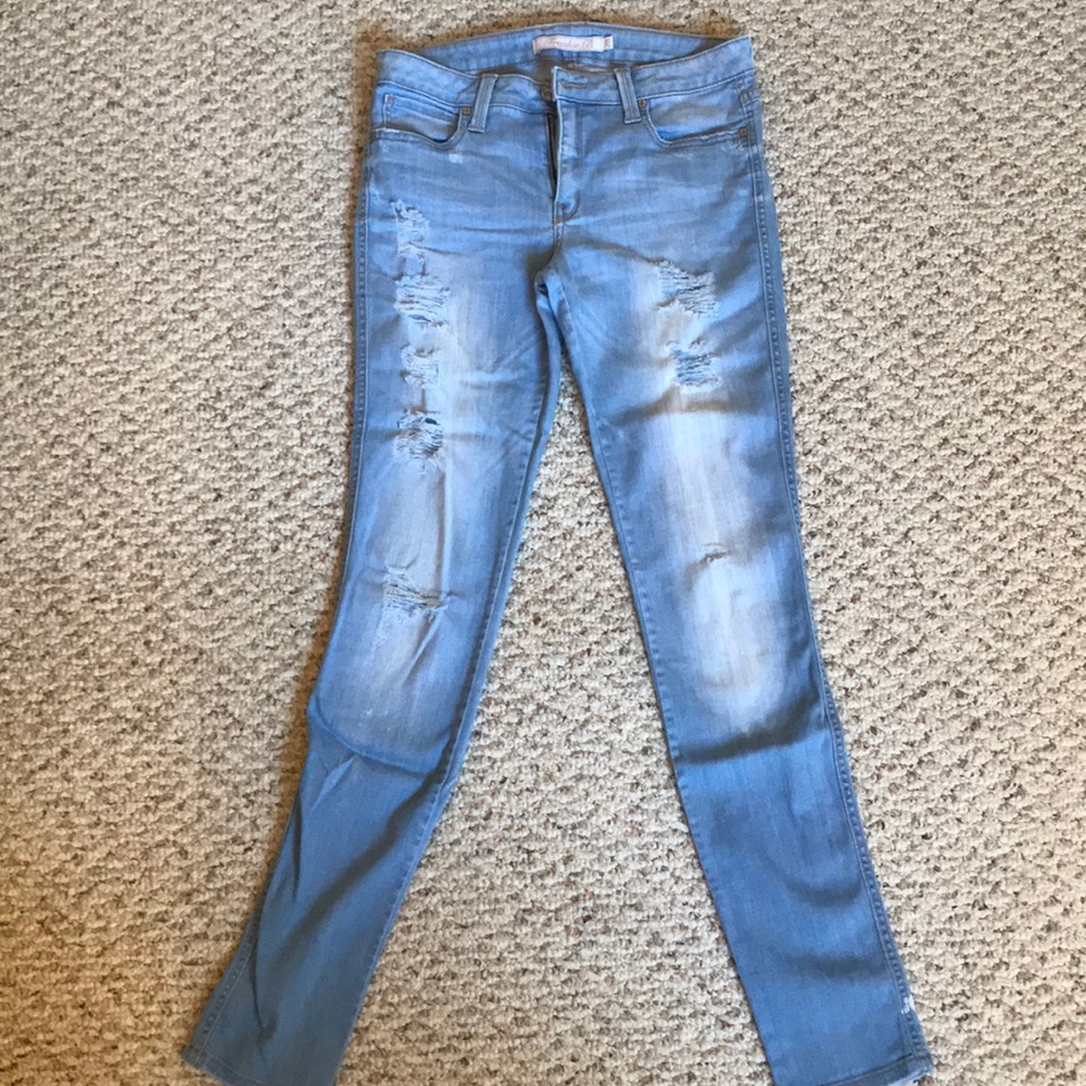 Frankie B distresses skinny jeans. Size 28